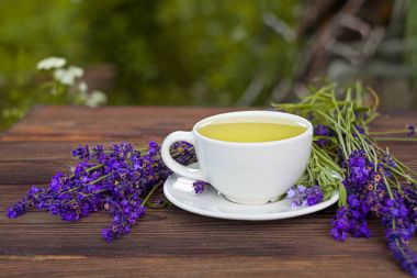 tablo üzerinde bir güzel cam kase lezzetli yeşil çay