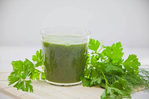 Perejil y jugo de apio en vaso sobre mesa —  Fotos de Stock