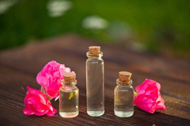 Güzel Cam masaya çiçek özü