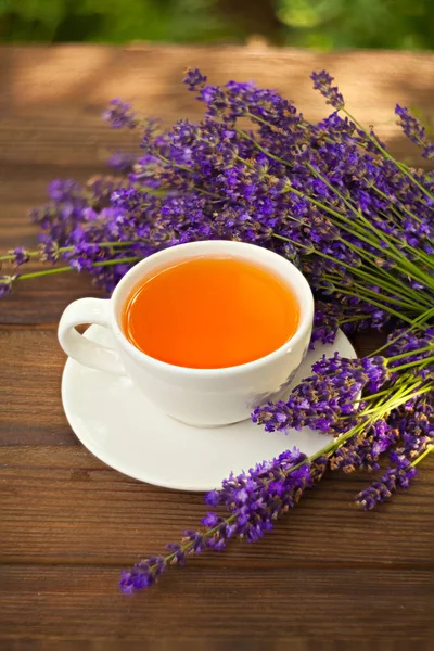 Delicioso té verde en un hermoso tazón de vidrio en la mesa — Foto de Stock