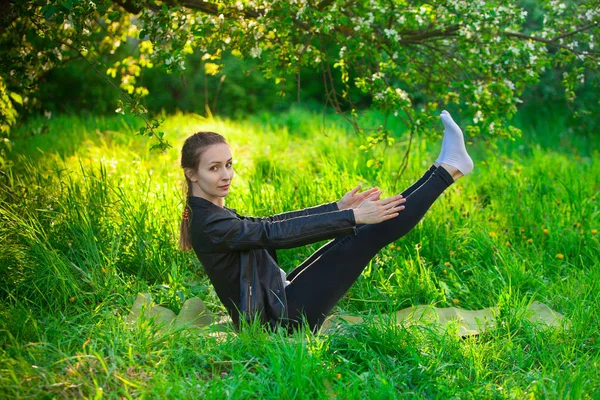 Femeie face yoga în aer liber Pe iarbă verde — Fotografie, imagine de stoc