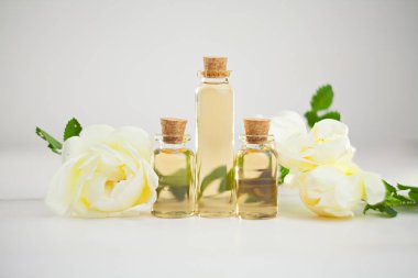 Güzel Cam masaya çiçek özü