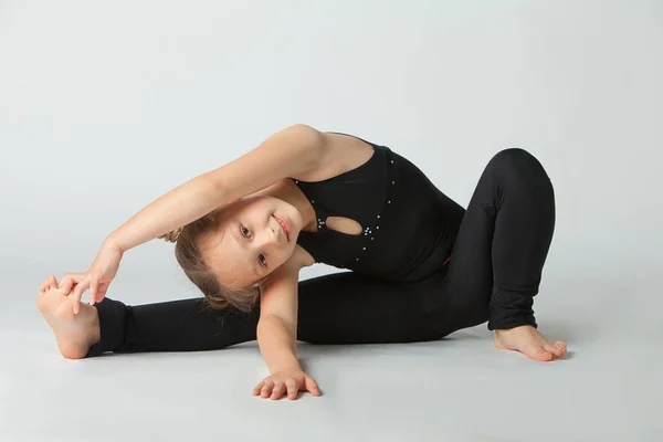 Mooie vrouw doet yoga op witte achtergrond — Stockfoto