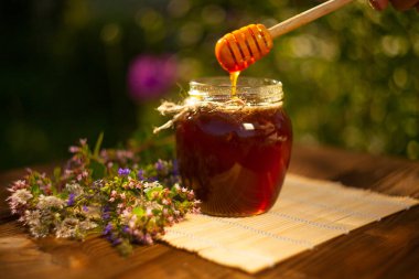 Masada kavanoza lezzetli lezzetli tatlım
