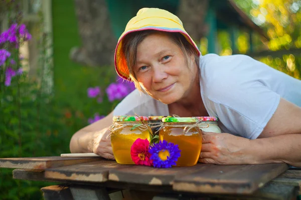 Heerlijke heerlijke honing in pot op tafel — Stockfoto