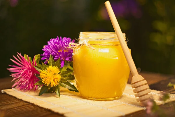 Masada kavanoza lezzetli lezzetli tatlım