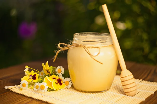 Masada kavanoza lezzetli lezzetli tatlım