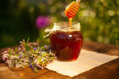 Masada kavanoza lezzetli lezzetli tatlım