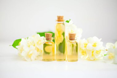 Güzel Cam masaya çiçek özü