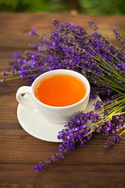 Delicioso té verde en un hermoso tazón de vidrio en la mesa — Foto de Stock