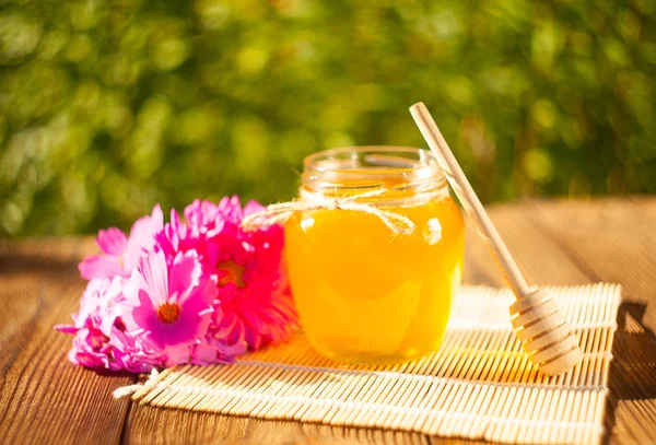 Masada kavanoza lezzetli lezzetli tatlım