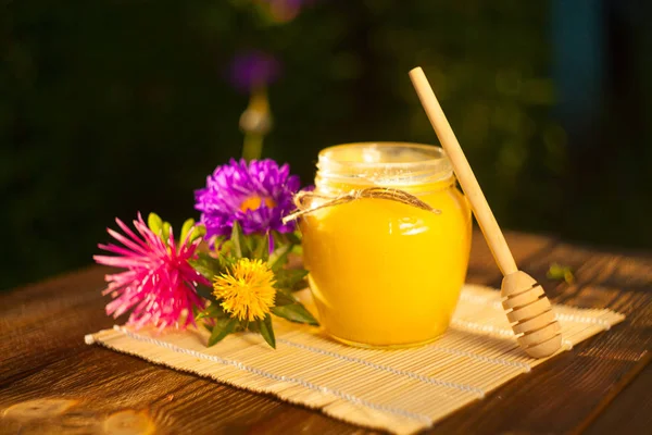 Masada kavanoza lezzetli lezzetli tatlım