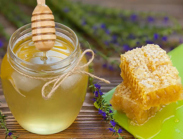 テーブルの上の瓶においしいおいしい蜂蜜 — ストック写真