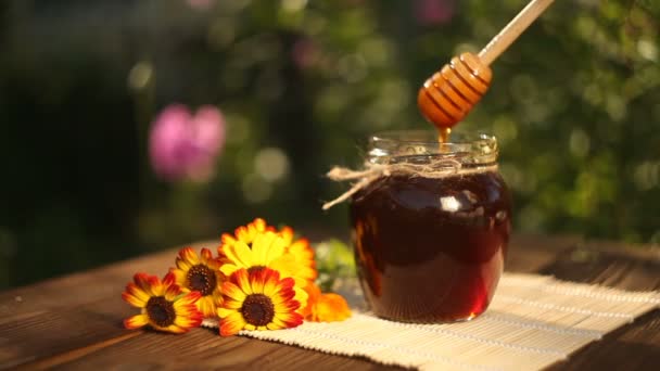 Deliciosa miel en frasco en la mesa — Vídeo de stock