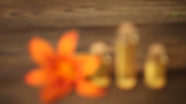 Essence de fleurs sur la table dans une belle bouteille en verre — Video