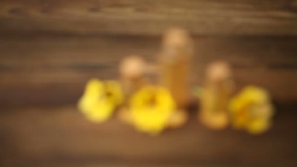 Essência de flores na mesa em belo vidro Garrafa — Vídeo de Stock