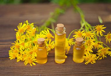 Masaya güzel cam şişe lavanta çiçek özü