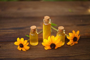 Masaya güzel cam şişe lavanta çiçek özü