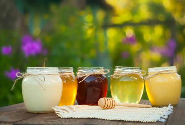 Köstlicher Honig im Glas auf dem Tisch — Stockfoto