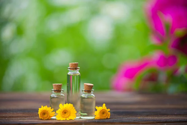 Esencia de flores de lavanda en la mesa en una hermosa botella de vidrio — Foto de Stock