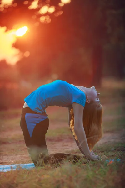 Fată frumoasă face yoga în aer liber Pe iarbă verde — Fotografie, imagine de stoc