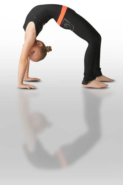 Hermosa mujer haciendo yoga sobre fondo blanco —  Fotos de Stock