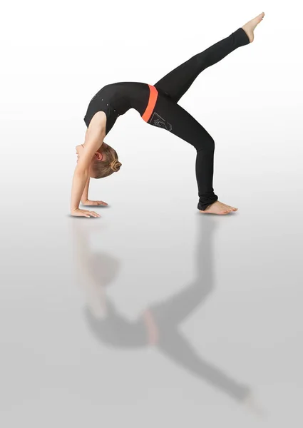 Hermosa mujer haciendo yoga sobre fondo blanco — Foto de Stock