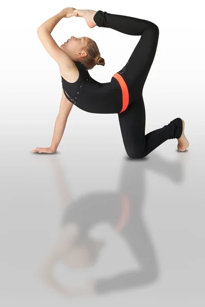 Hermosa mujer haciendo yoga sobre fondo blanco — Foto de Stock