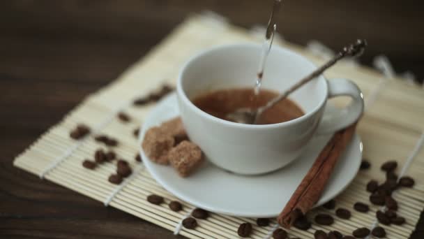 Café con canela en taza blanca en la mesa — Vídeo de stock