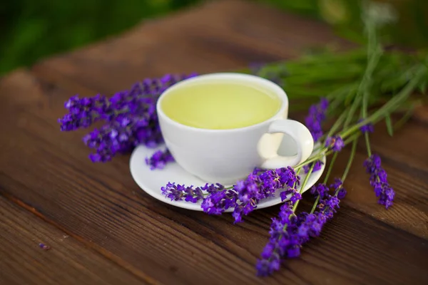 Delicioso té verde en un hermoso tazón de vidrio en la mesa — Foto de Stock