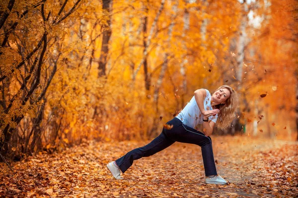 美丽的妇女做瑜伽户外在秋天 — 图库照片