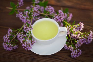 tablo üzerinde bir güzel cam kase lezzetli kekik çayı