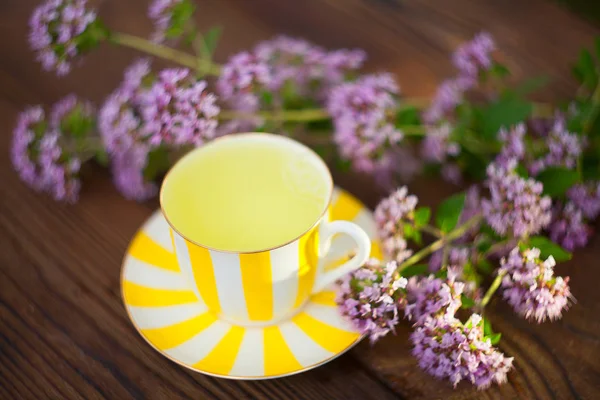 Delicioso chá de orégano em uma bela tigela de vidro na mesa — Fotografia de Stock
