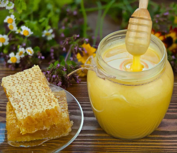 Finom ízletes méz jar a táblázat — Stock Fotó