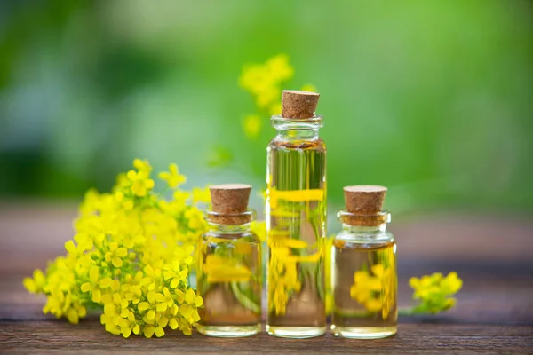 Essensen av blommor på bord i vacker glasburk — Stockfoto