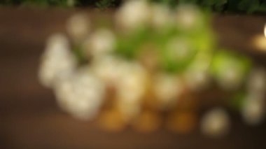 Çiçeklerin özü güzel bir cam şişede masanın üzerinde.