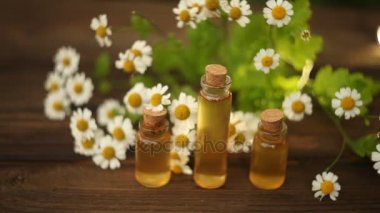 Çiçeklerin özü güzel bir cam şişede masanın üzerinde.