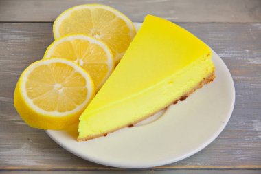 plaka üzerinde limon ile lezzetli peynirli kek