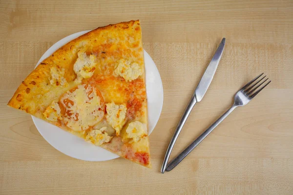 Апетитна гаряча цінова піца на дерев'яному фоні — стокове фото