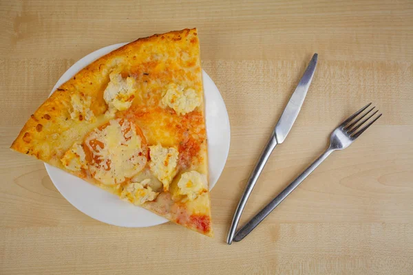 Apetitosa pizza de pollo caliente sobre fondo de madera — Foto de Stock