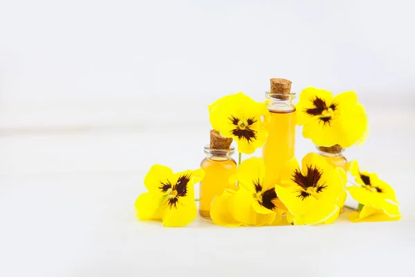 Aceite esencial en una hermosa botella sobre fondo blanco — Foto de Stock