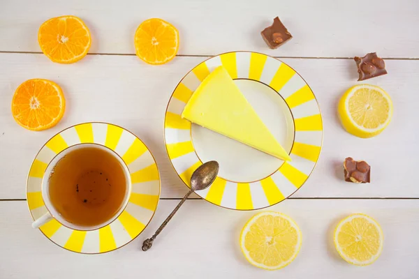 Delicious cheesecake with lemon  on  plate — Stock Photo, Image