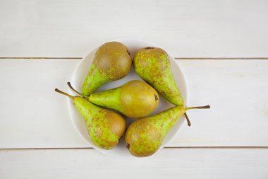 Beyaz arka plan üzerinde iştah açıcı taze sulu armut