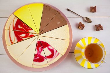 Beyaz masa üzerinde plaka üzerinde çeşitli cheesecake