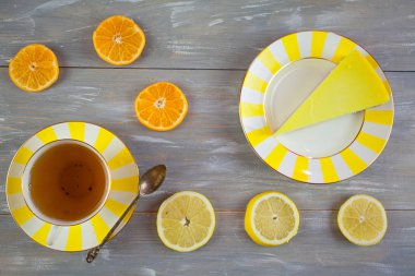 plaka üzerinde limon ile lezzetli peynirli kek