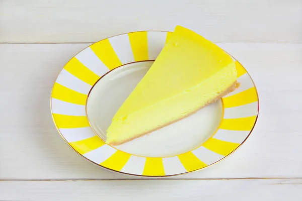 Läcker cheesecake med citron på tallrik — Stockfoto