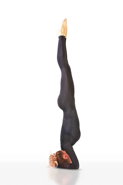 Bela mulher flexível fazendo poses de ioga no branco — Fotografia de Stock