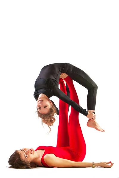 Bella donna flessibile che fa yoga posa su bianco — Foto Stock