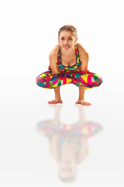 Schöne flexible Frau macht Yoga-Posen auf weiß — Stockfoto
