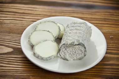 Beyaz bir arka plan üzerinde beyaz kalıp ile taze brie peyniri